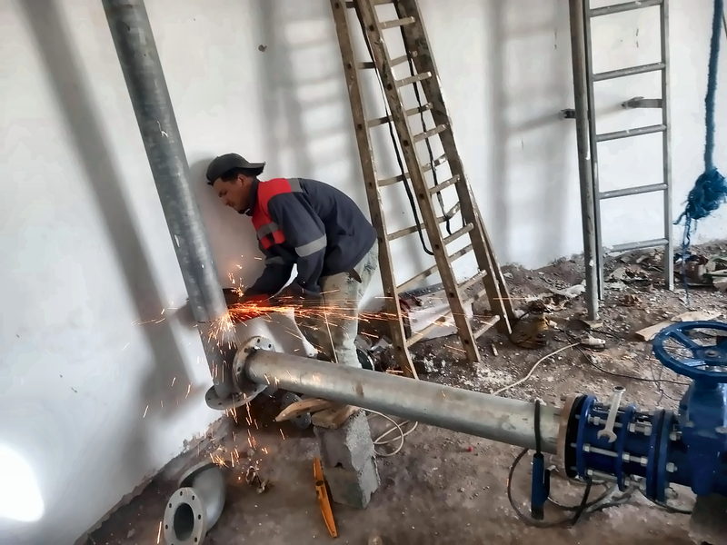 Montage de conduites en station — réalisation FPS au Maroc