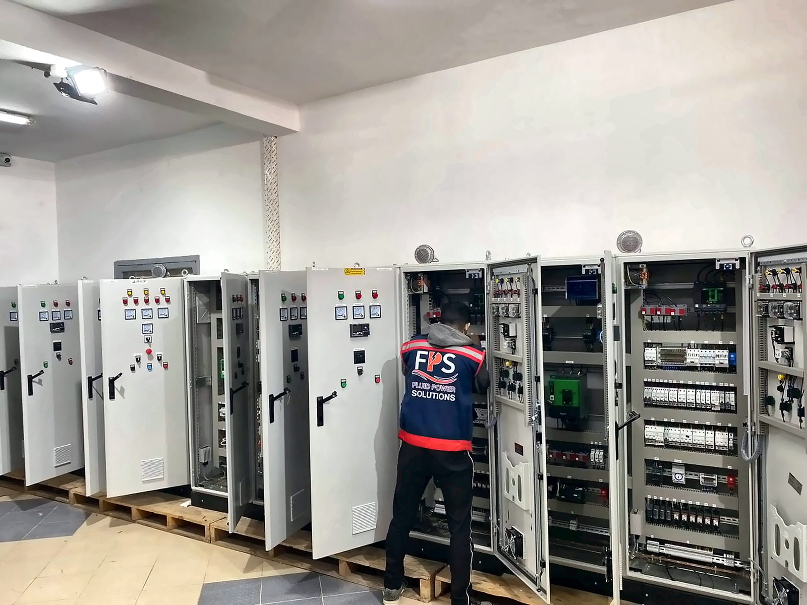 Technicien FPS en gilet Fluidpower Solutions aux essais d'armoires électriques à Rabat