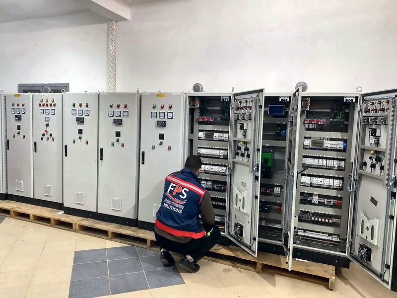 Technicien FPS câblant une armoire électrique industrielle à Rabat