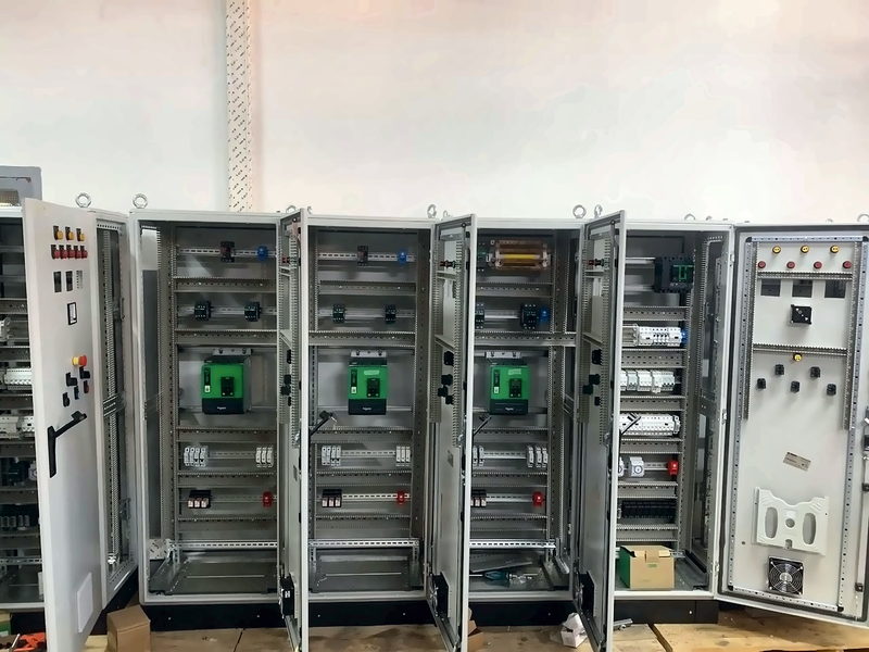Série d'armoires de commande électriques alignées dans l'atelier FPS