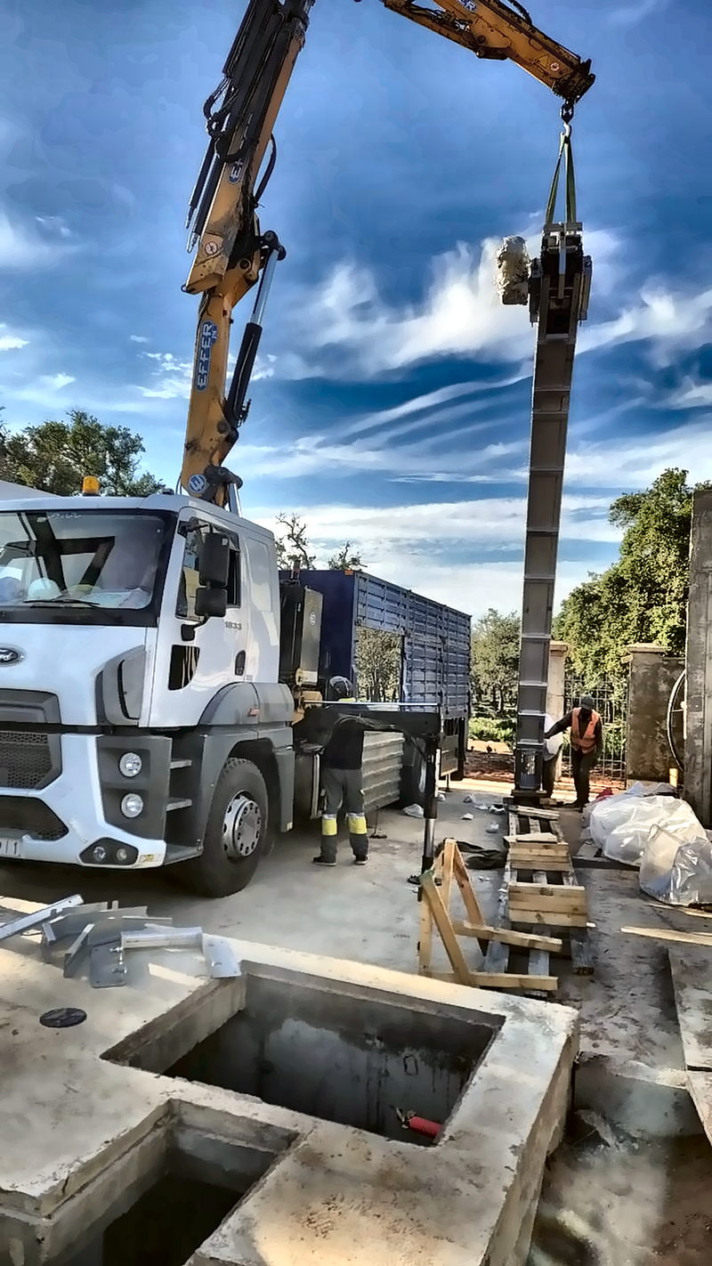 Levage d'un poste préfabriqué au grutage — réalisation FPS au Maroc